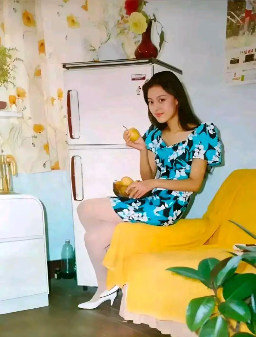 1987年夏天，四川成都，麻石桥川棉厂职工宿舍，一位年轻漂亮女工的家居照。

这