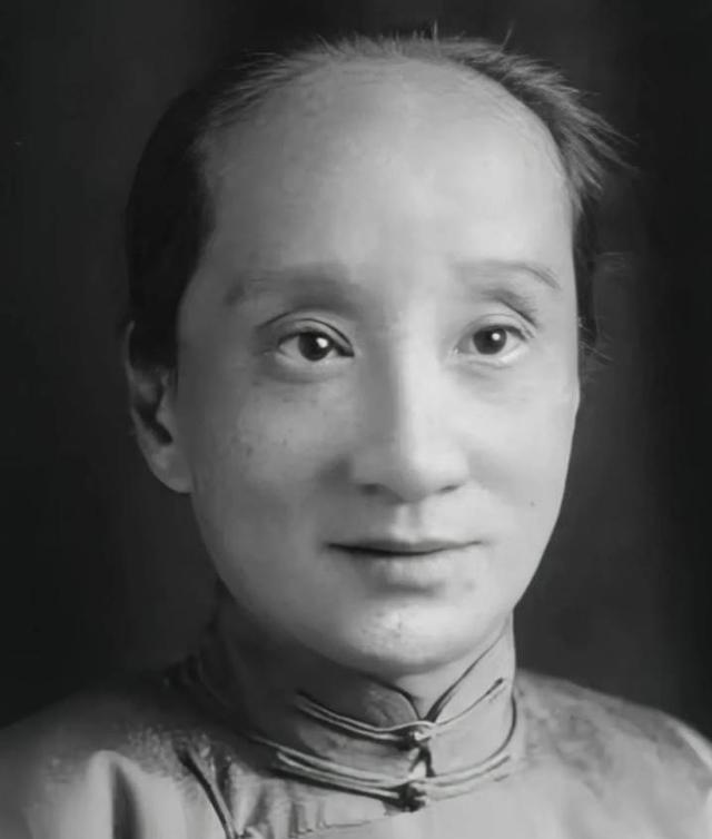 1909年，朱安偷偷摸进鲁迅的房间，从后面一把抱住了他，对着鲁迅的耳朵央求道：“