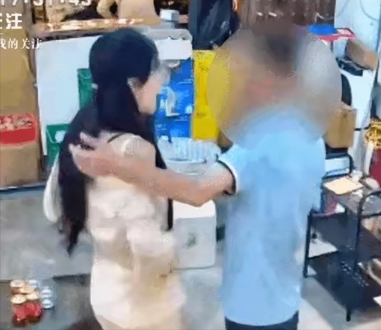 四川，一男子火锅店喝酒，见老板娘长得漂亮，便借故3次搭讪，竟要老板娘陪他喝酒，遭