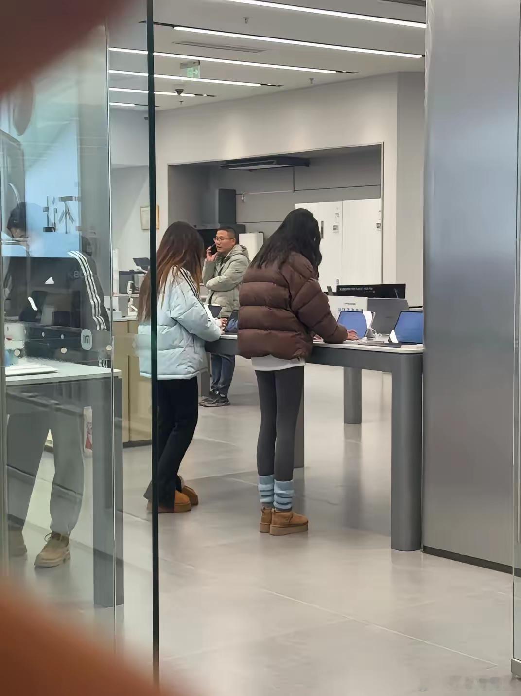 商场看到的，这跟穿秋裤出来有什么区别…… 
