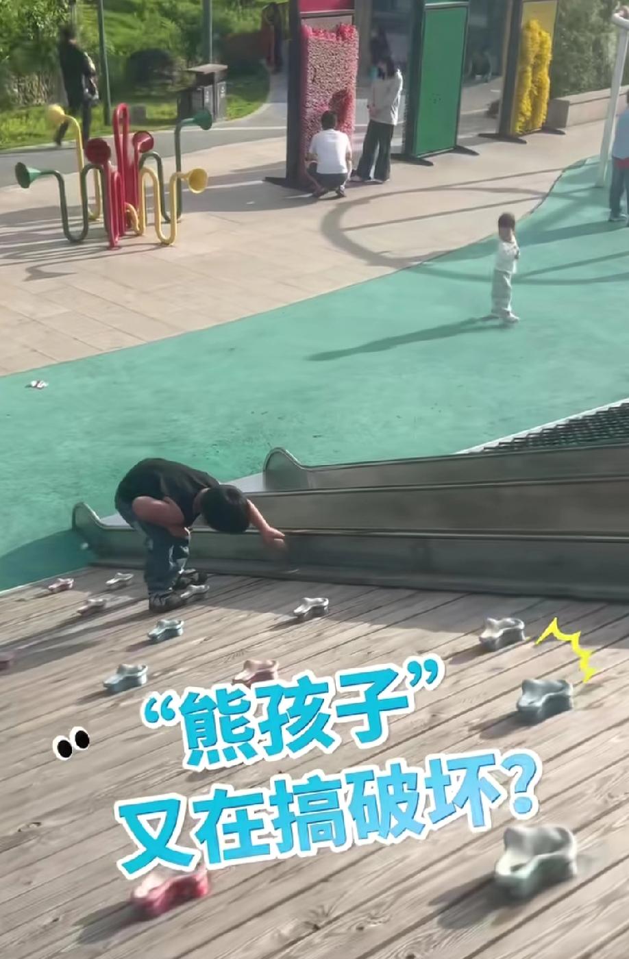 藏不住了，都上央视新闻了！
公园不远处传来咚咚咚的敲打声，远远看到一5岁男孩拿着