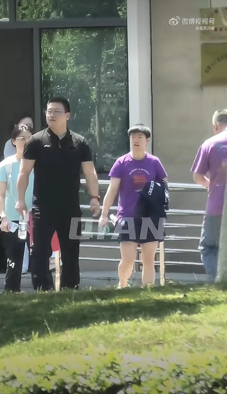 莎莎拿着青空色新手机就这样出现了[赞][笑哭]，
昨天上午，夺得2026澳门世界