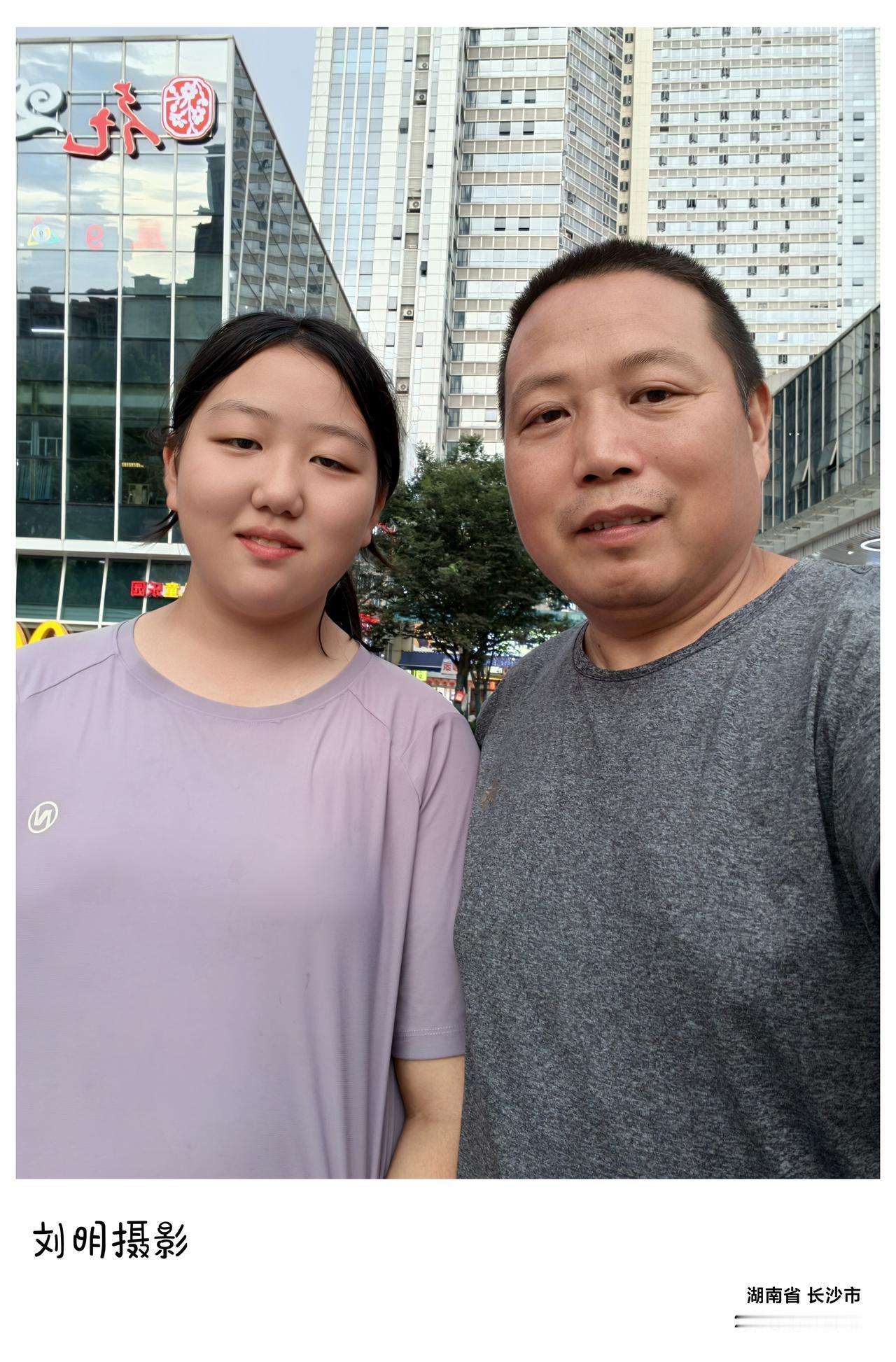 昨天下午休息，陪女儿到影院看了周星驰先生的新作《功夫女足》。平日里孩子偏爱轻松治