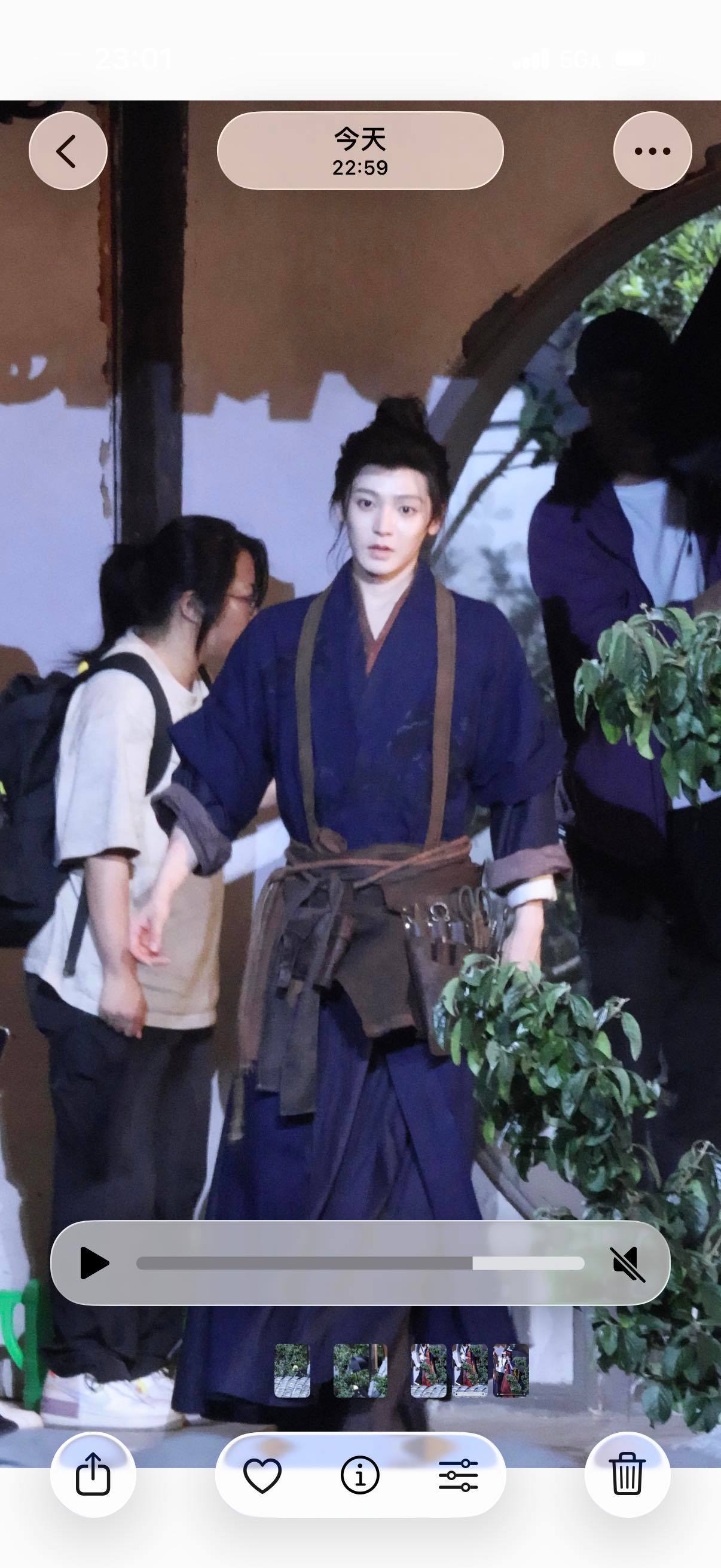 我孩子怎么又是这套衣服了 