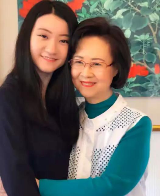 琼瑶基因真好，孙女原来这么优秀。[心]

别人都以为琼瑶的大孙女非常的厉害，其实