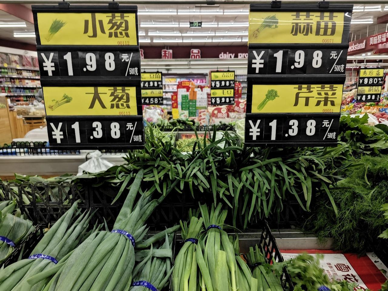 大白菜0.38元一斤；
大头菜0.98元一斤；
绿豆芽0.98元一斤；
油菜苗0