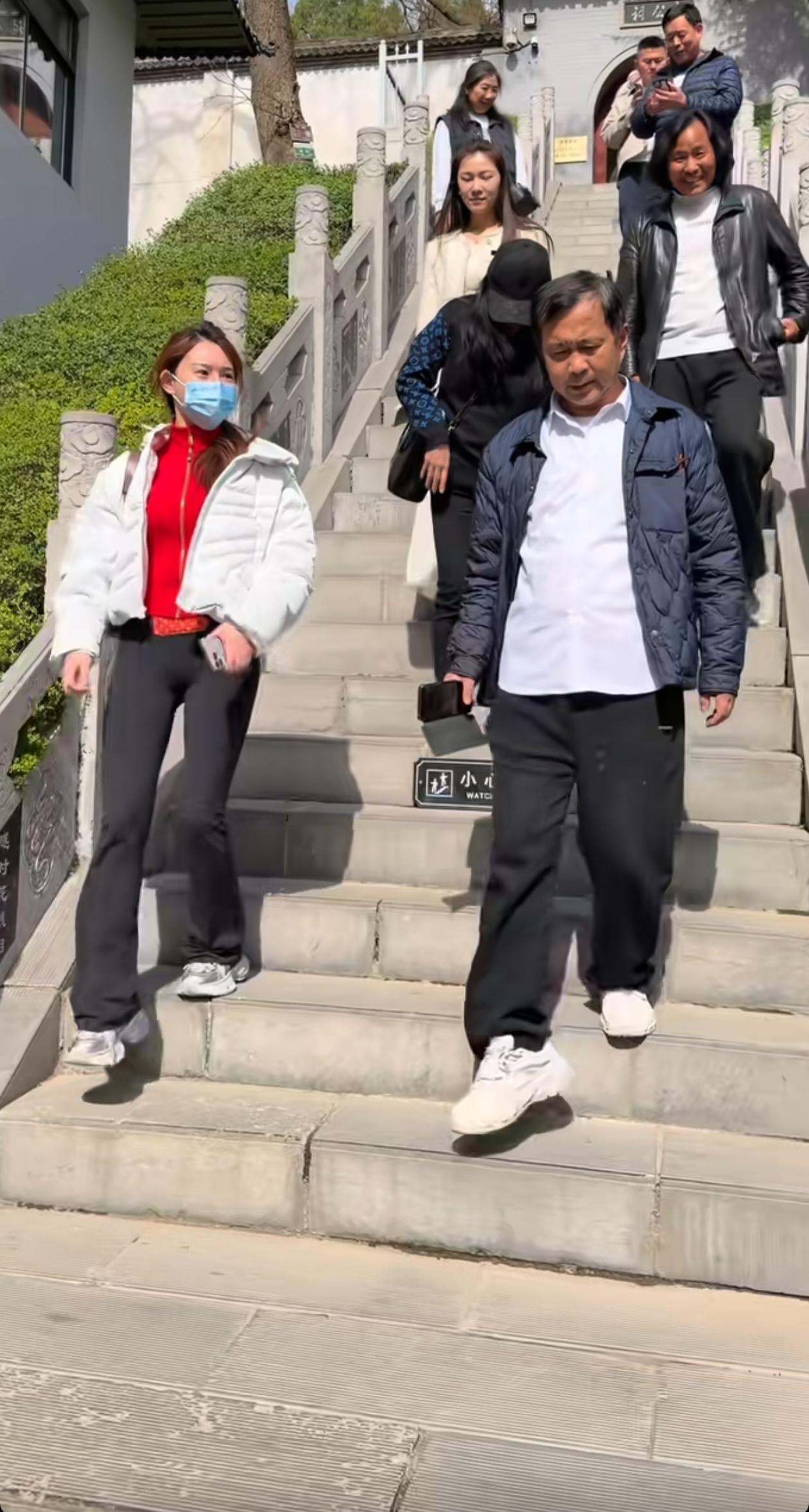 这次跟随沈巍来西安的几位是晓晓、婷二、铁拳、刘辛，很奇怪专职司机兼房东八一没来，