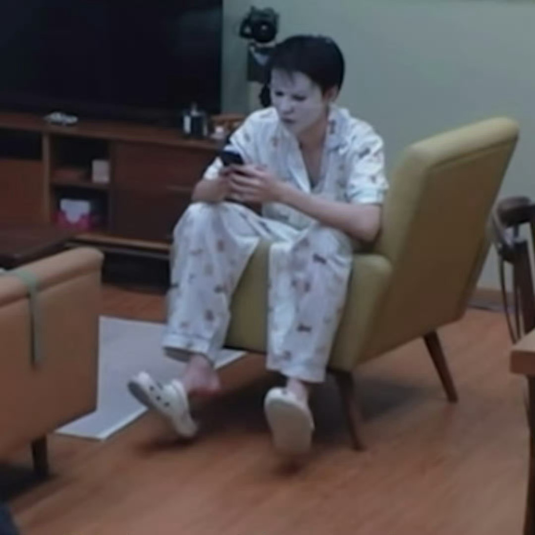 王俊凯穿睡衣敷面膜 中餐厅你好事做尽，我从来没看到这么慵懒的王俊凯！边跷脚敷着面