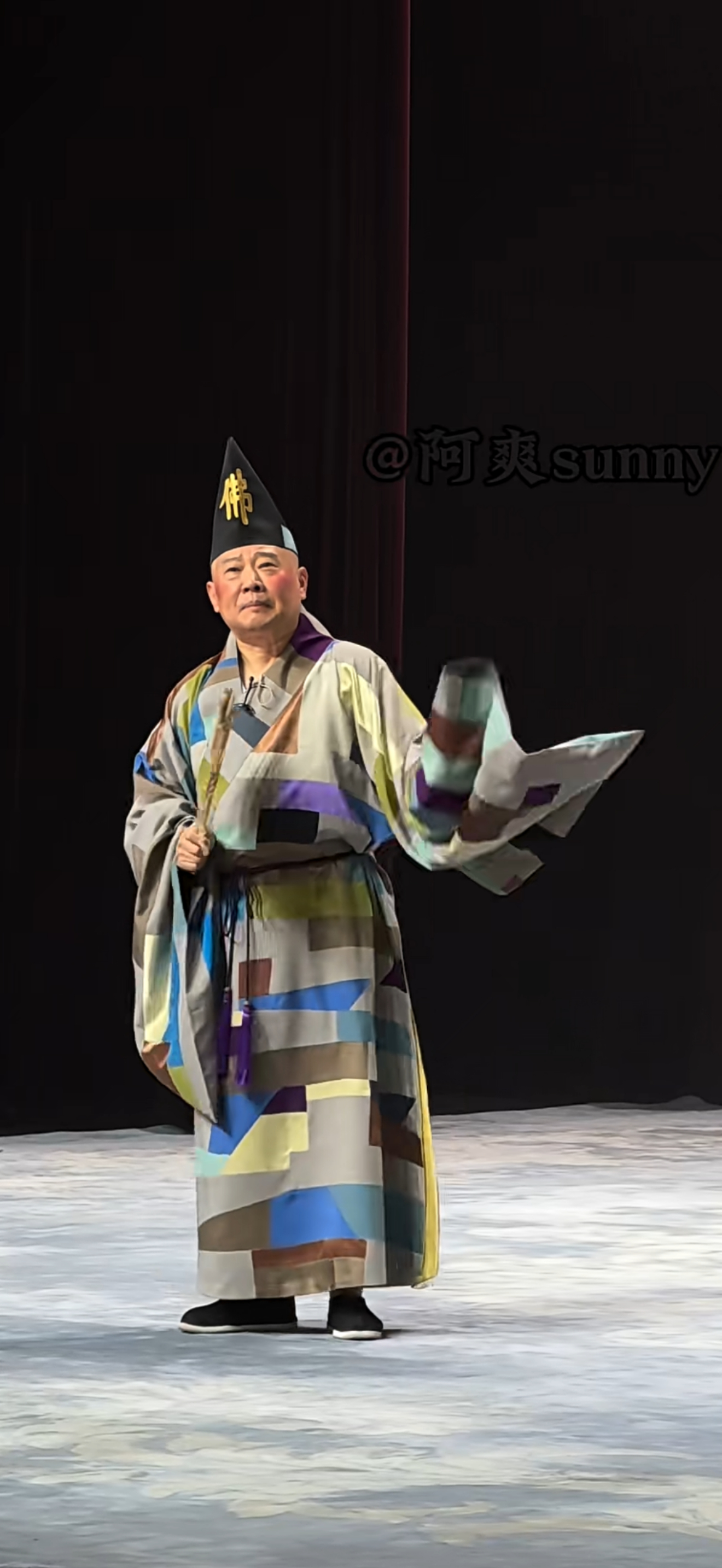 我原本觉得不回消息的人，真的很不礼貌。后来才知道，不礼貌的是一直发消息的人。 
