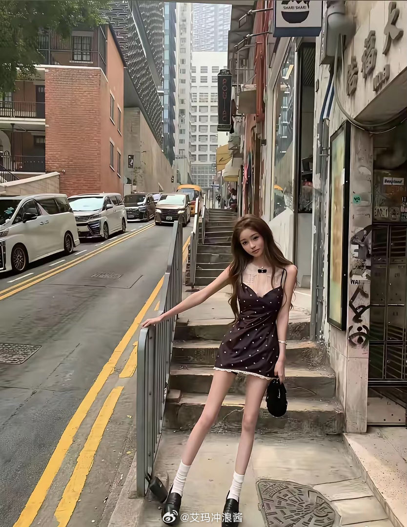 懒懒太瘦了吧，看着也就七十多斤，王思聪怎么不给她吃胖点，感觉一阵风都能把她吹走！