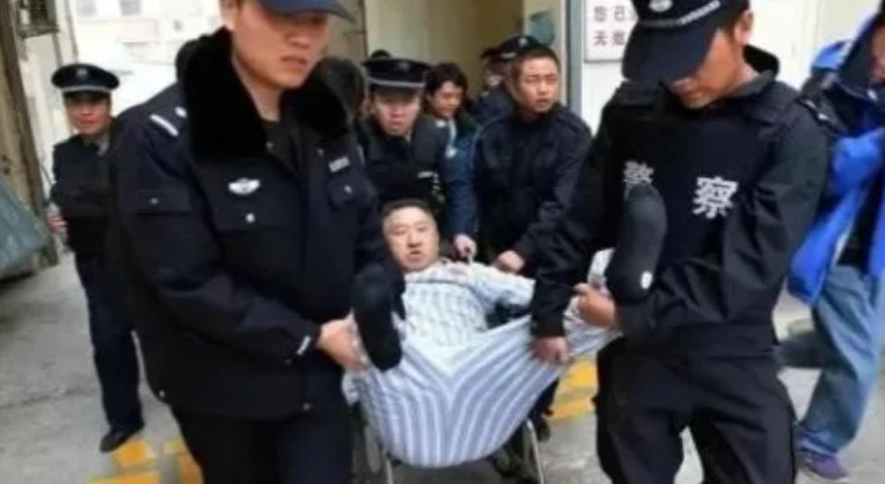 55岁养蜂人陈志强，霸占病床三年不走，法官掀开被子那一刻，所有人沉默了！

20