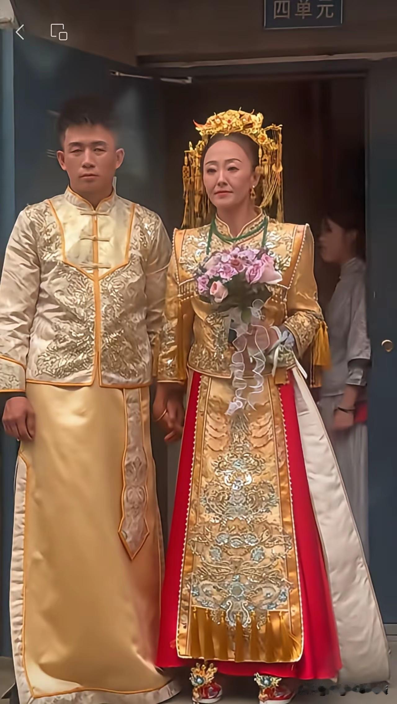 大喜的日子新郎似乎不高兴，
有人说女大三抱金砖，
那女大三十会怎么样呢？
那就是