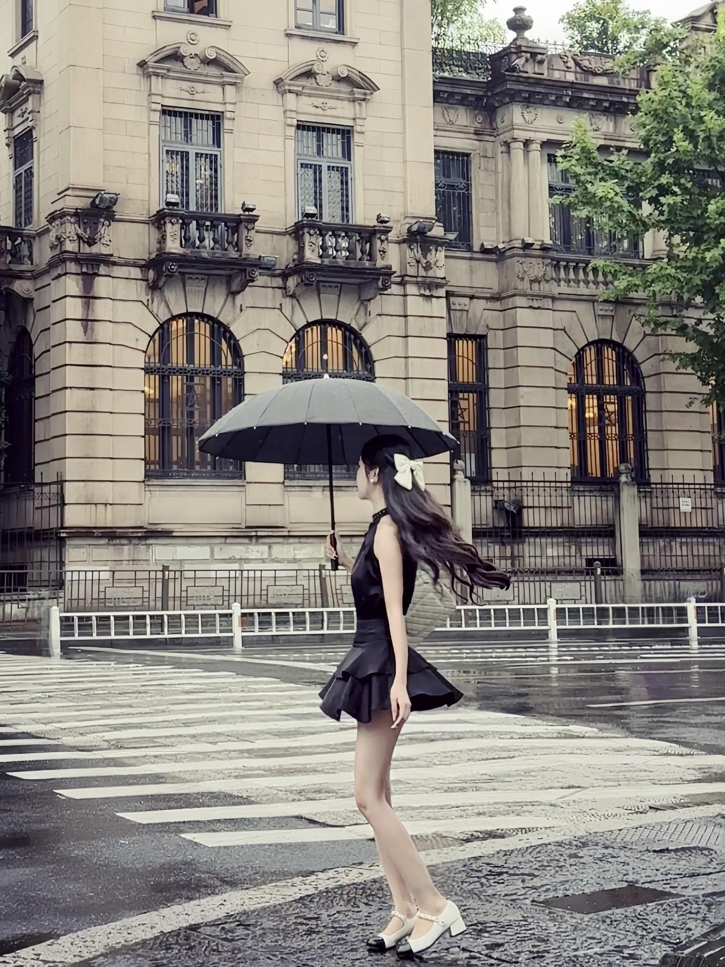 我早就不怕大雨了，也不会再留短头发。