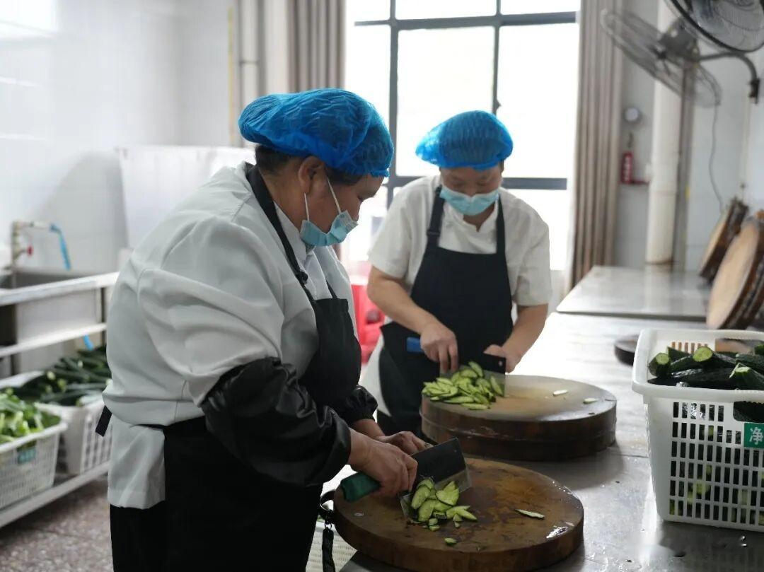 【让妈妈掌勺校园食堂，湖南这所学校获新华社报道】今年以来，为更好地贯彻“健康第一