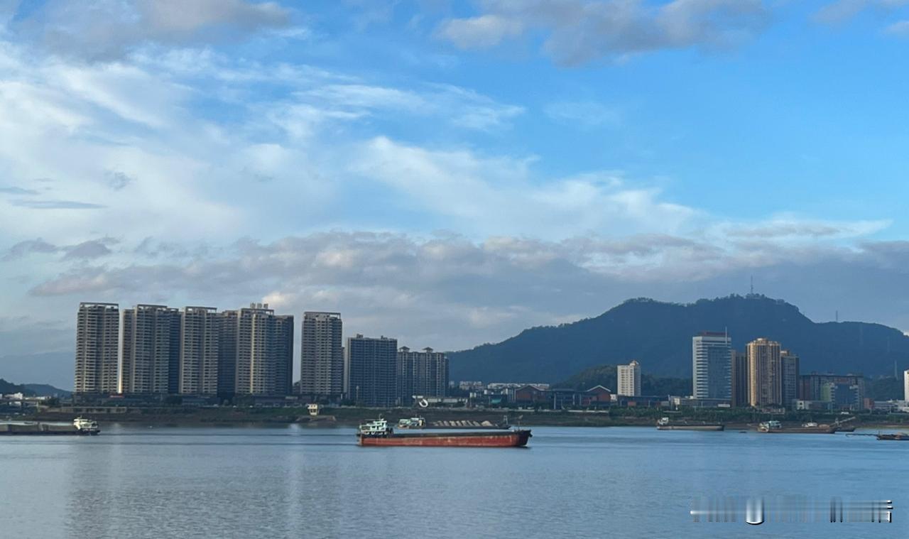 奉劝普通人 别掏空家底硬买房

如今生活压力越来越大
房贷车贷压得普通人喘不过气