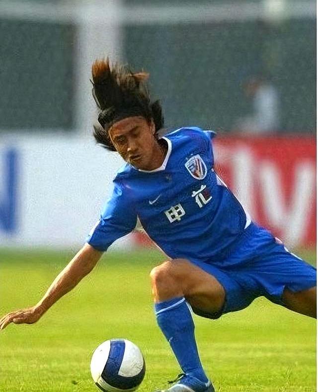 肖战波从小长在辽宁省体育运动技术学院后面的大院里，加上妈妈是体操教练，爸爸也曾搞