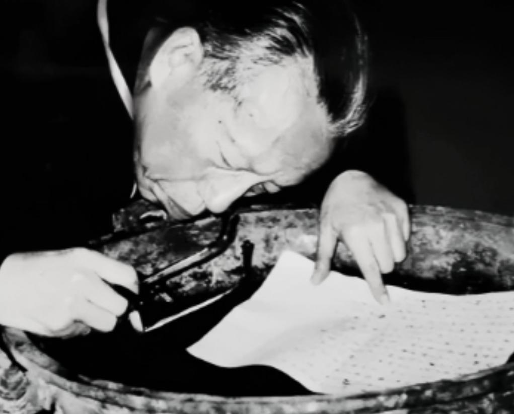 1975年，一顶铜樽正要被送往日本展览，装箱前，专家马承源出于热爱，伸手在内部摸