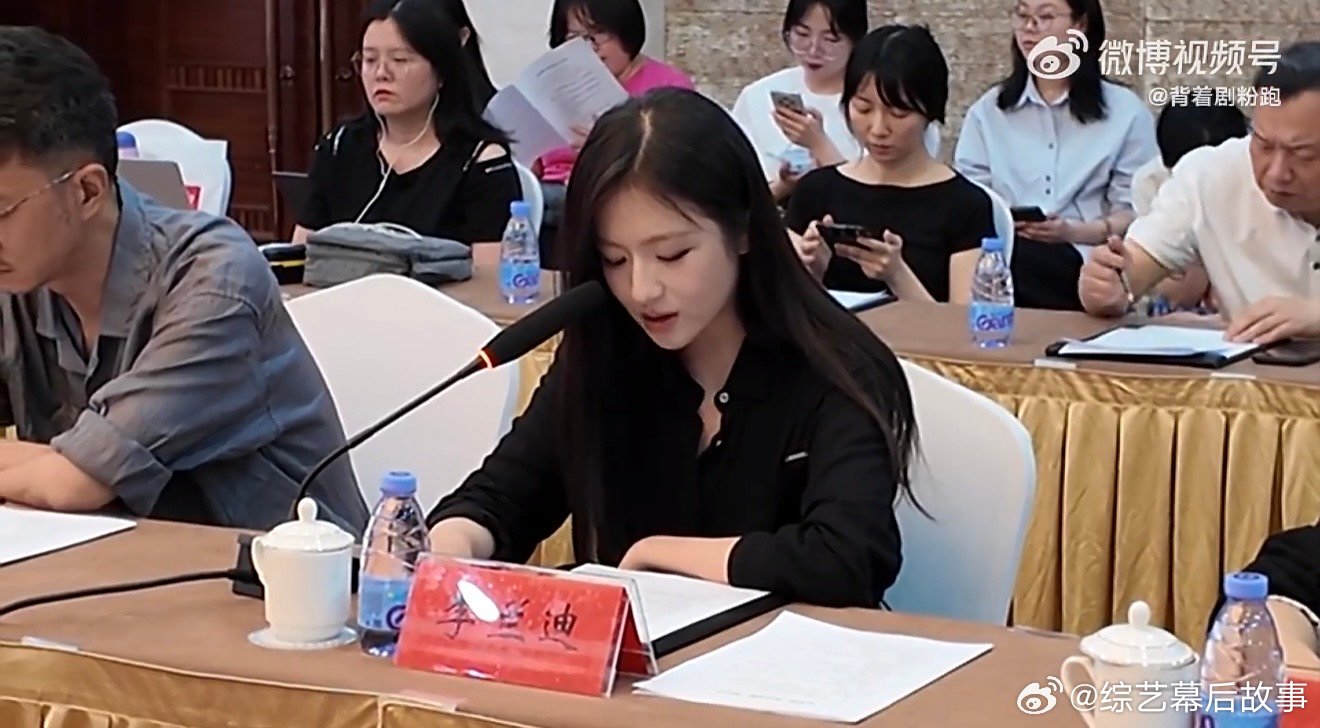 李兰迪喀什恋歌研讨会生图 发言尽显思想深度，李兰迪对待每一个角色都全力以赴，以热