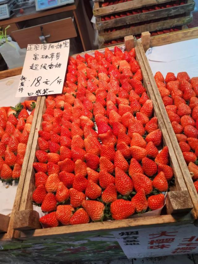 挑选草莓的小窍门
选草莓时，重点观察颜色均匀度、自然果香、弹性触感及果蒂状态，避