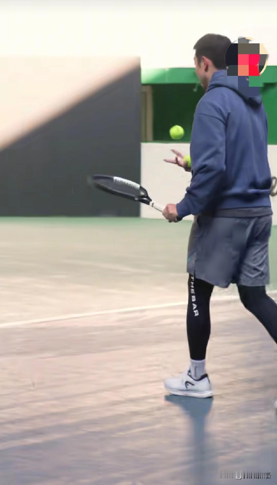 马龙和许昕都开始转战网球了。
元旦那天马龙发动态，他说用运动开启新的一年，原来他