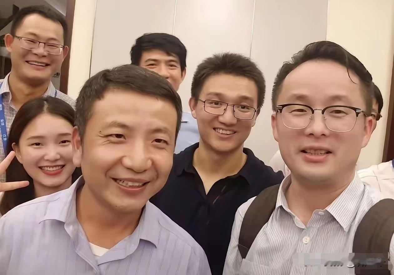 赛道选好，跟对人，那么成功+财富离你就很近了。照片中的帅哥美女最近别提有多高兴，