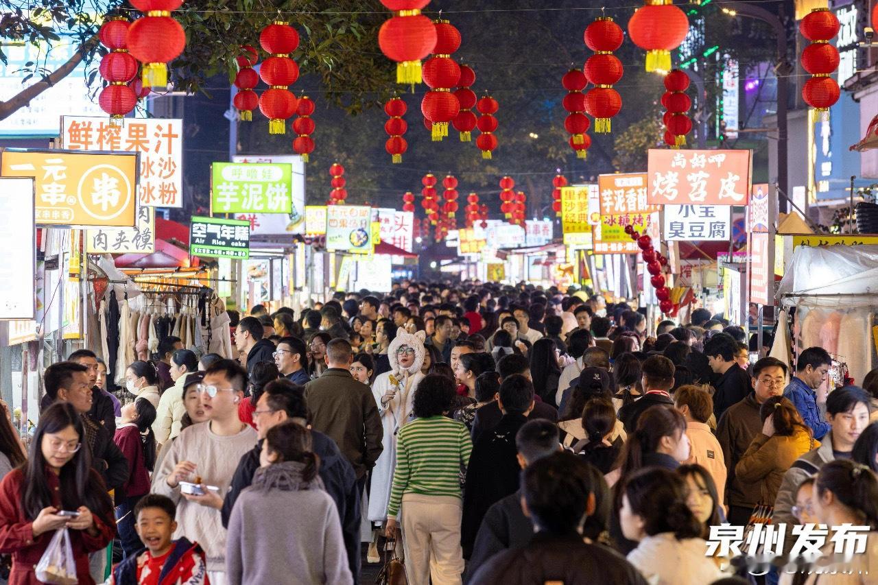 福建不打烊美食引八方游客寻味来 正月初四，泉州的大街小巷被新春的热闹与美食的香气