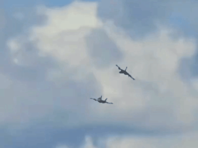 美国海军二架E/A-18G型“咆哮者”舰载电子战飞机，在爱达荷州芒廷霍姆空军基地