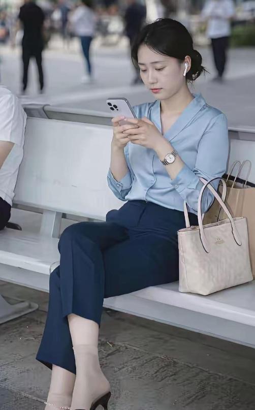 发现一个现象，你们发现没有？
在正规单位上班的女人，手表比金镯子常见。穿衣上，衬