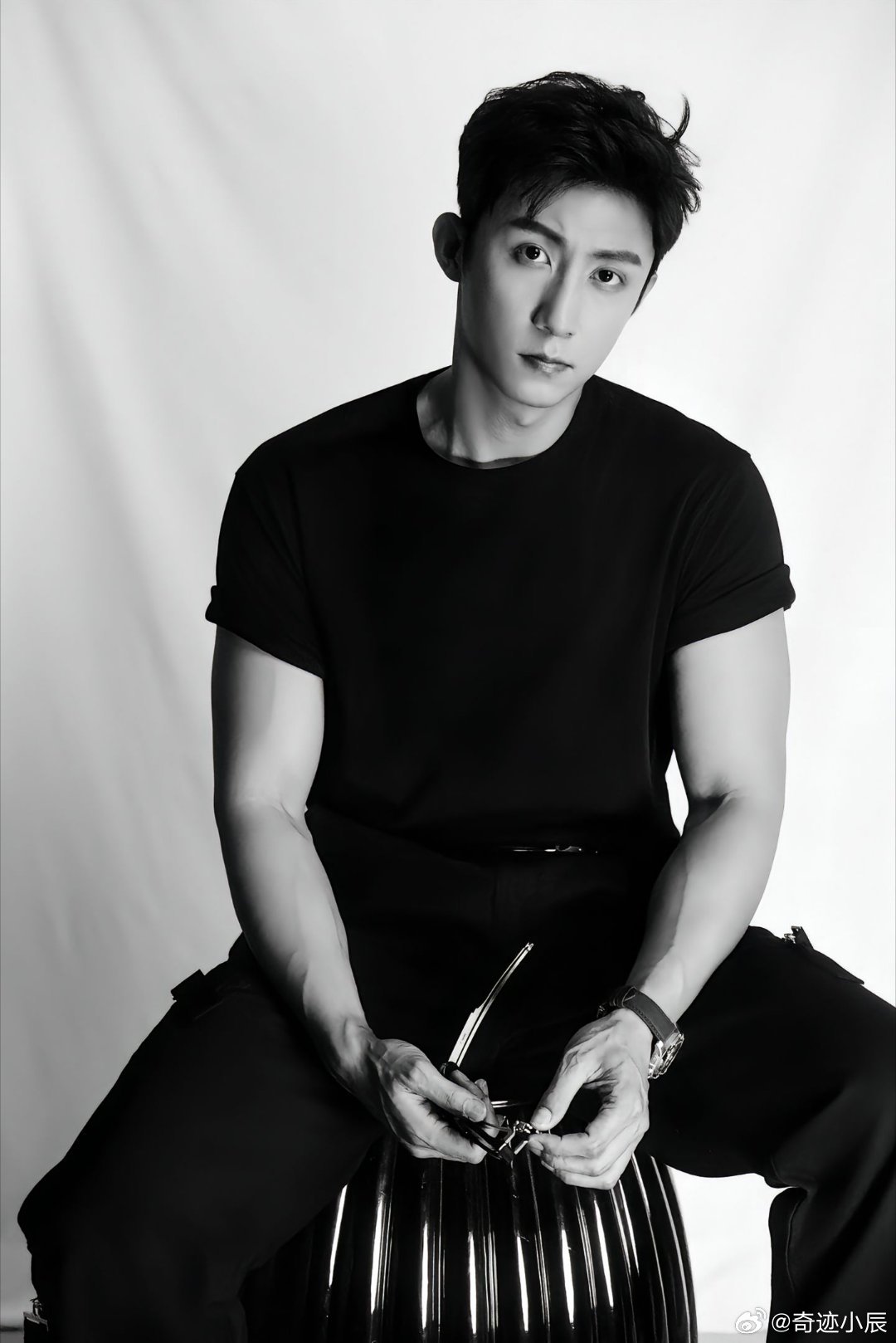 黄景瑜剧宣送黄金 黄景瑜剧宣也太大气了！为《岁月有情时》送黄金当礼物，把暴富的美