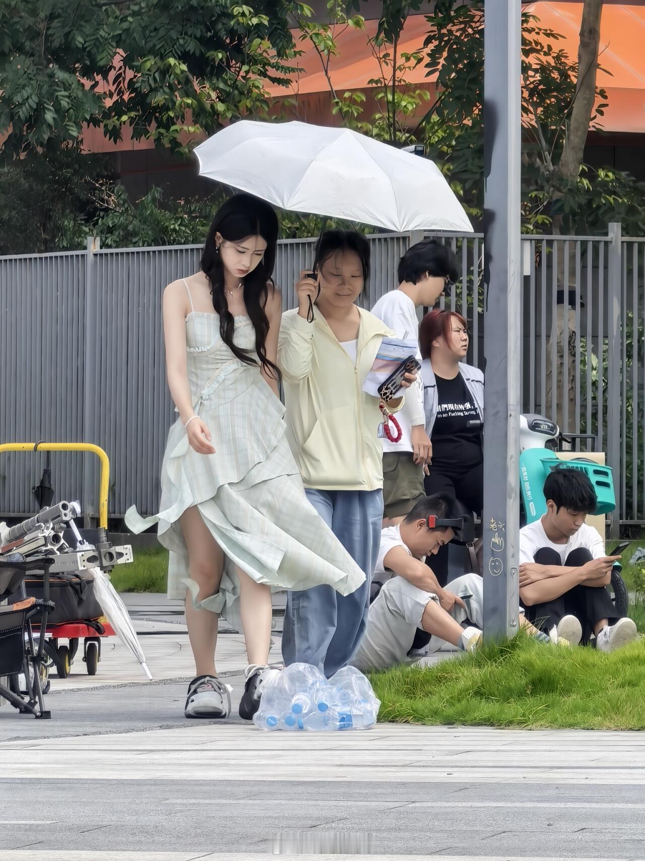 看办公室途中偶遇剧组拍戏，有人认识吗？ ​​​