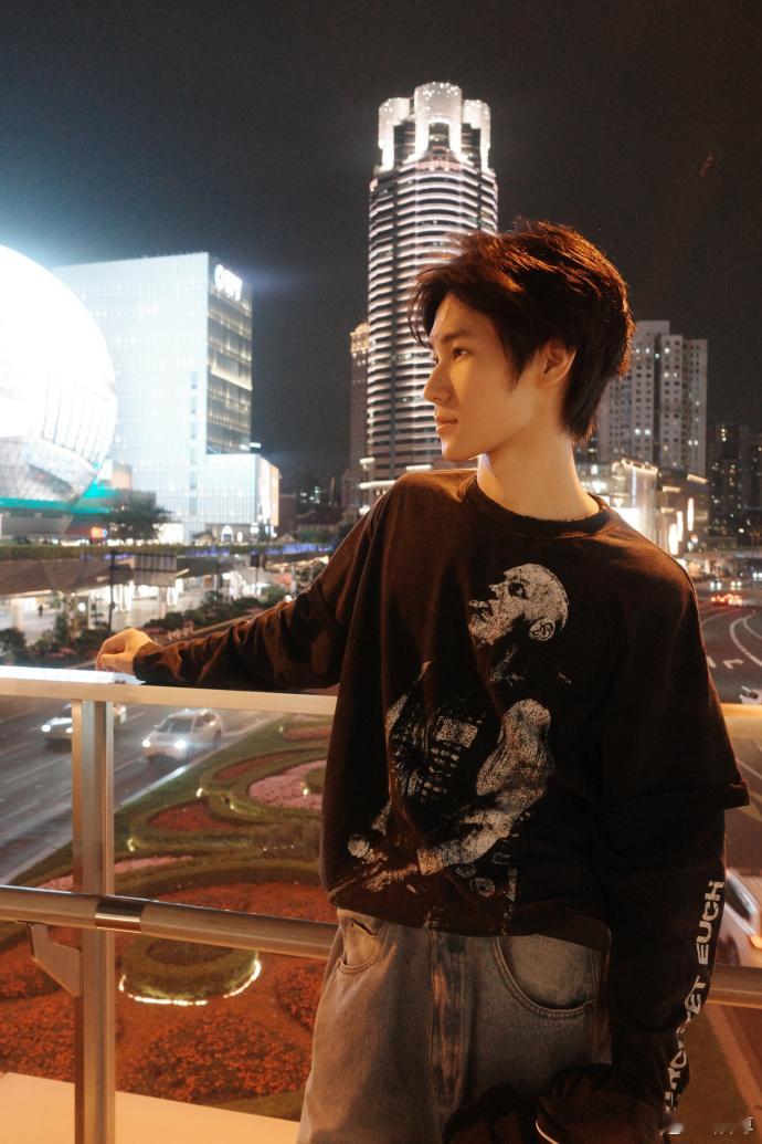 张真源上海夜景plog张真源跳撕名牌很拿手深夜漫步上海街头随手记录美景，暖调霓虹