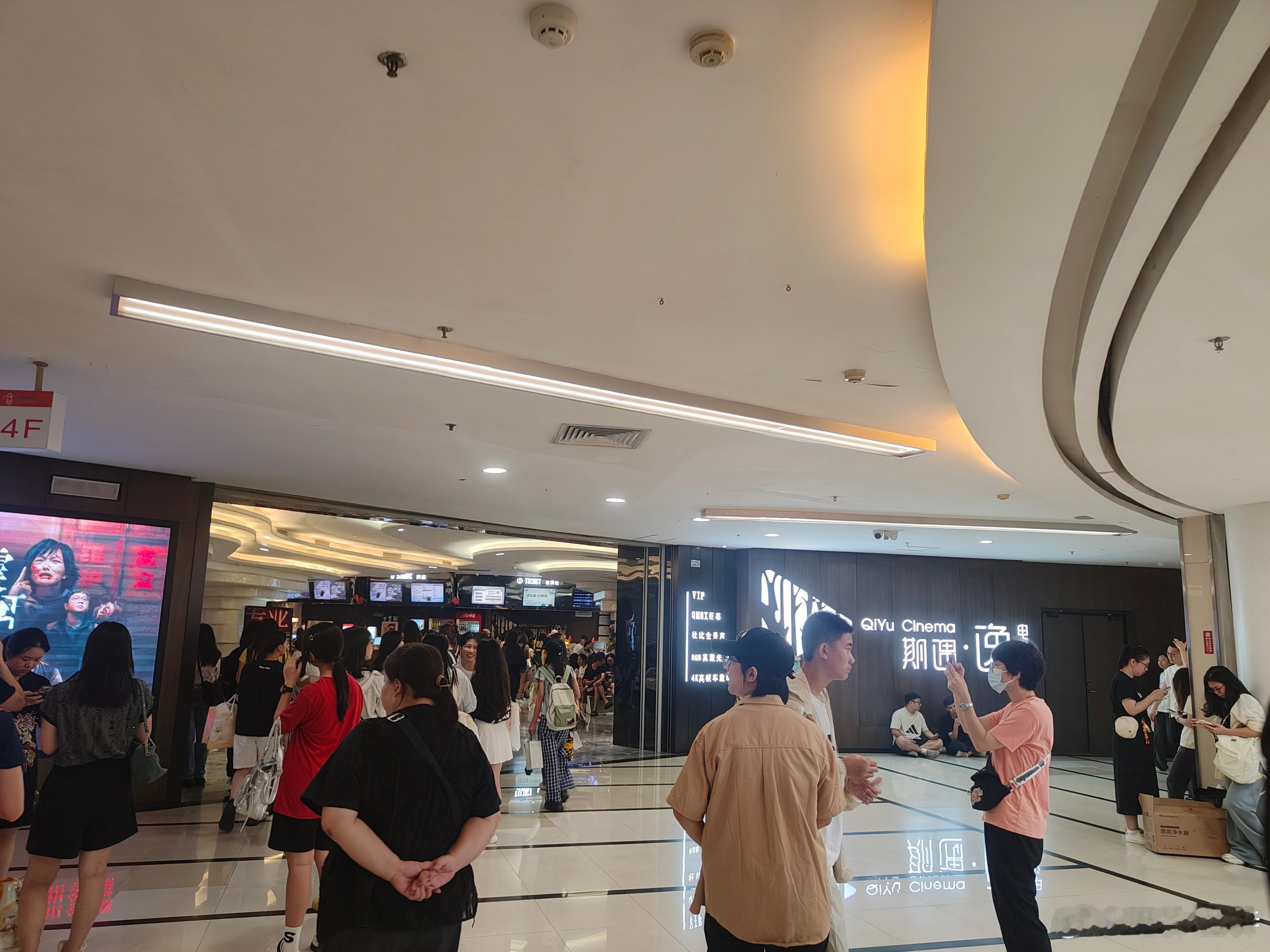 听听温特怎么说 来广州直播间影城大哥看《震耳欲聋》路演 导演万力，主演檀健次、潘
