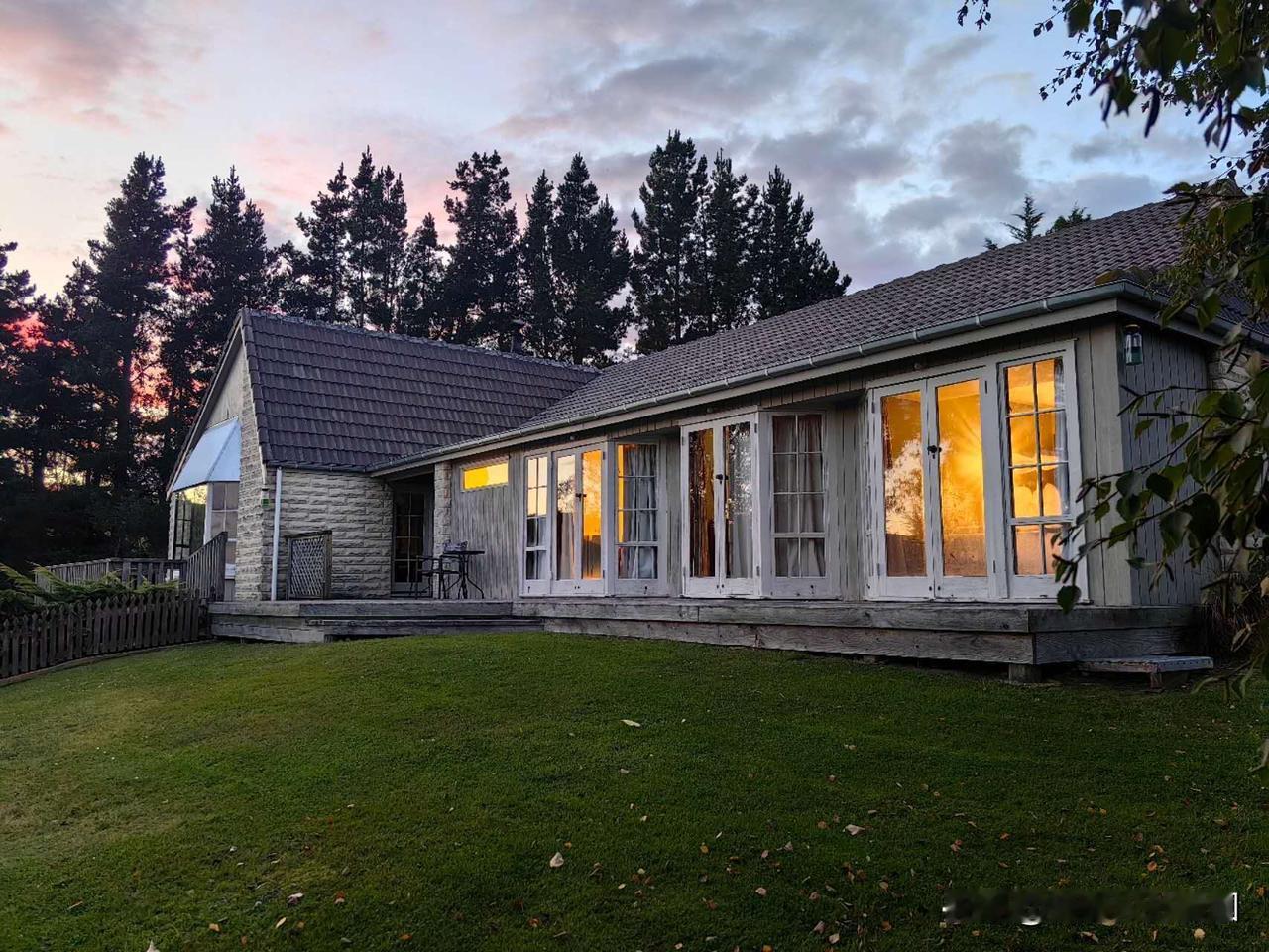 昨晚入住新西兰农场木屋。当我还在熟睡时，早起的网友拍下了这张照片