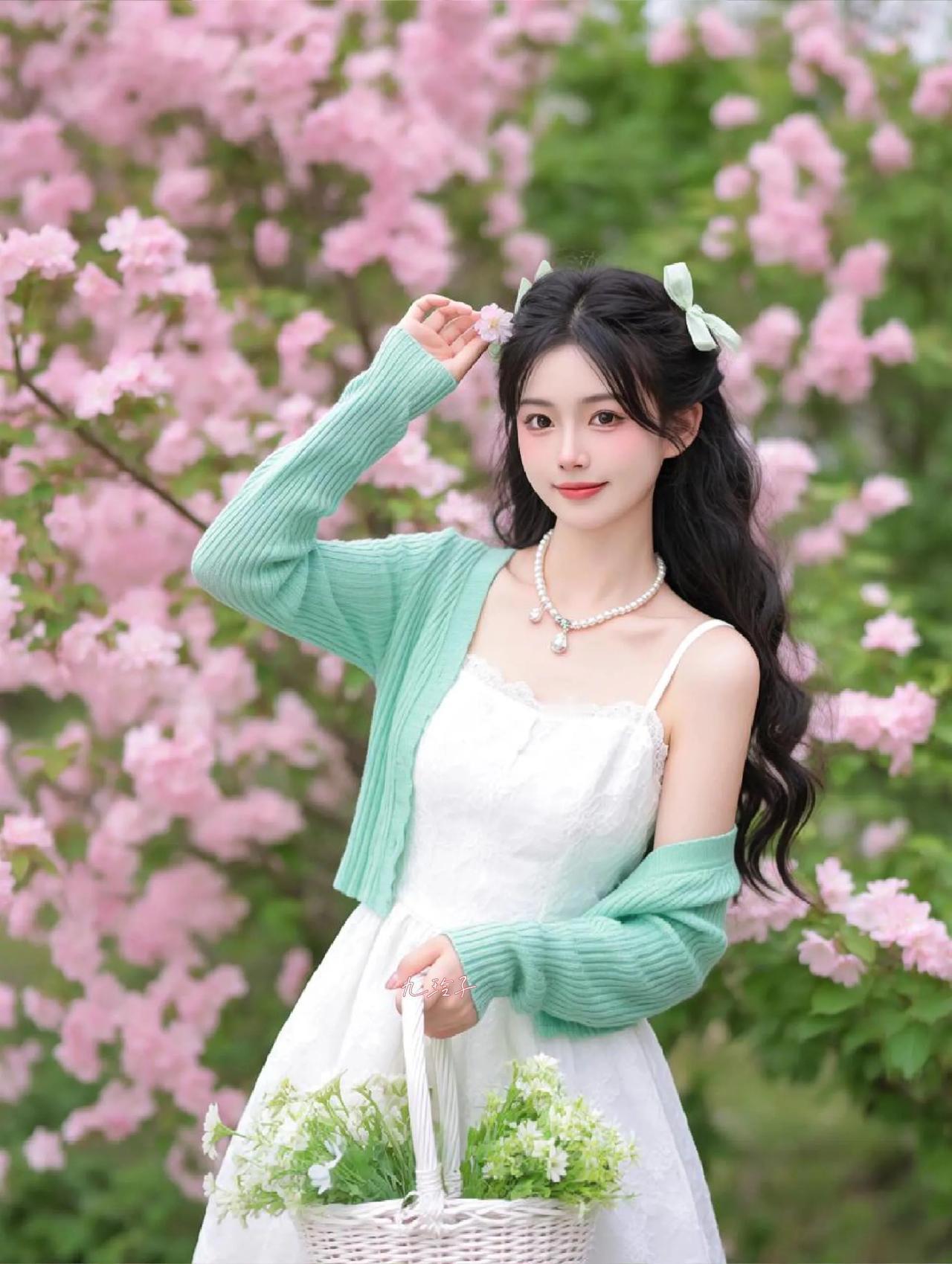 樱花树下少女轻抚发丝微笑如花樱花氛围感照片 氛围感美少女