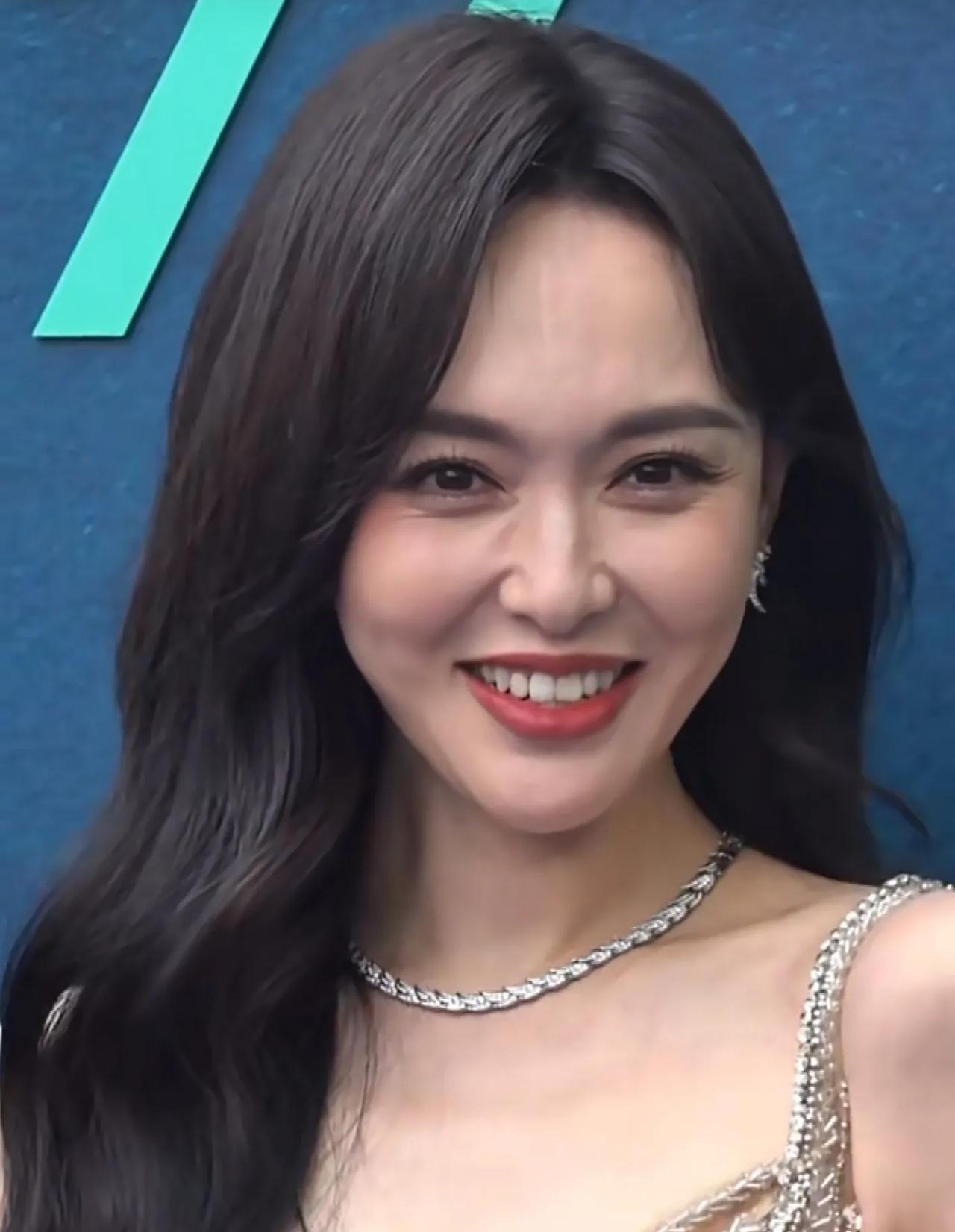 42岁唐嫣的少女感真的藏不住！✨ 笑起来眉眼弯弯，眼神里满是甜蜜纯粹，就算有细纹