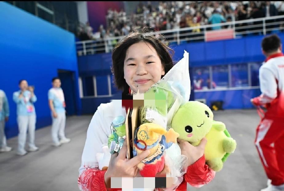 全红婵复出夺冠，被“娃娃雨”淹没，这才是顶流待遇！

家人们，11月2日晚广东广