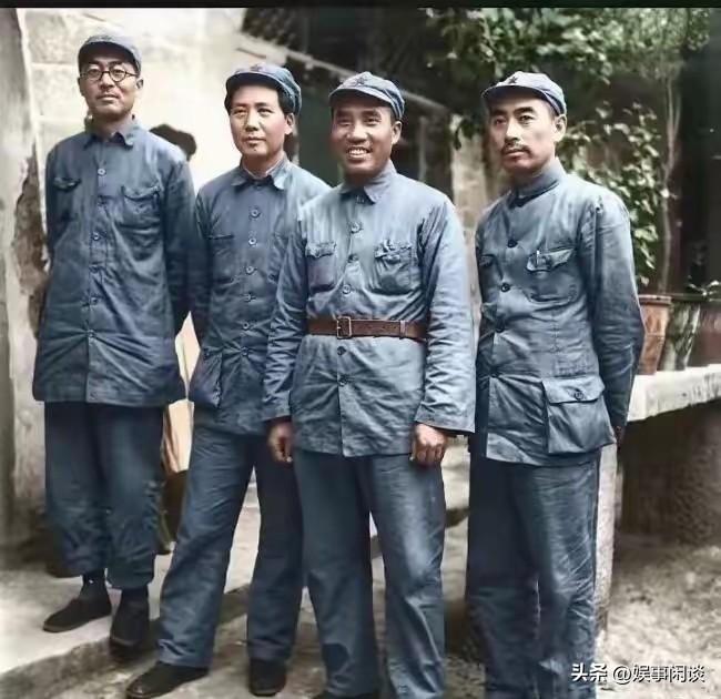看到这张四位伟人的老照片，心中满是感慨，感觉他们就在身旁，格外亲切。年轻时的毛主