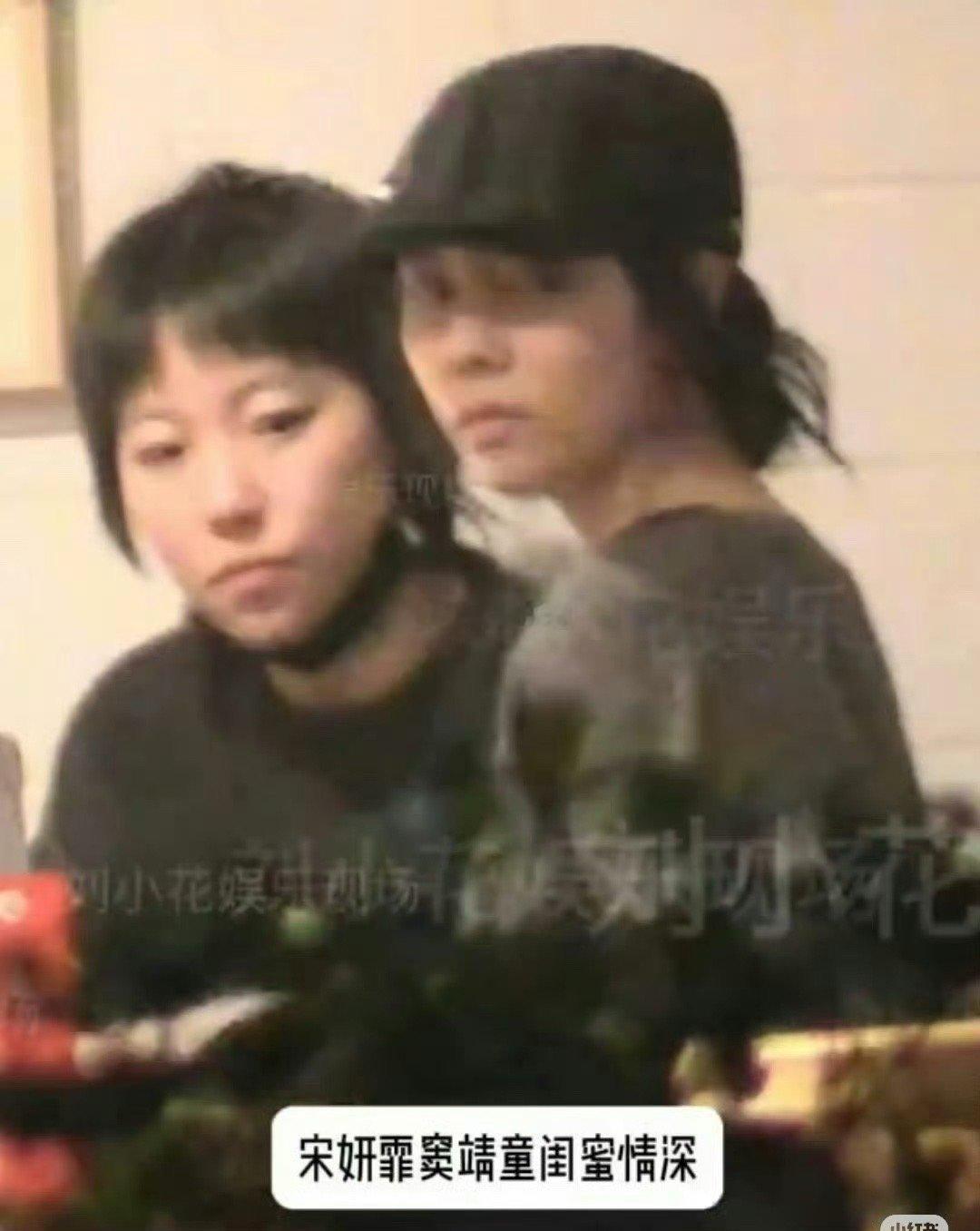 哪个女孩儿没跟闺蜜牵过手？男女确实有别，这种手拉手在女孩儿身上好像是很正常的[哈