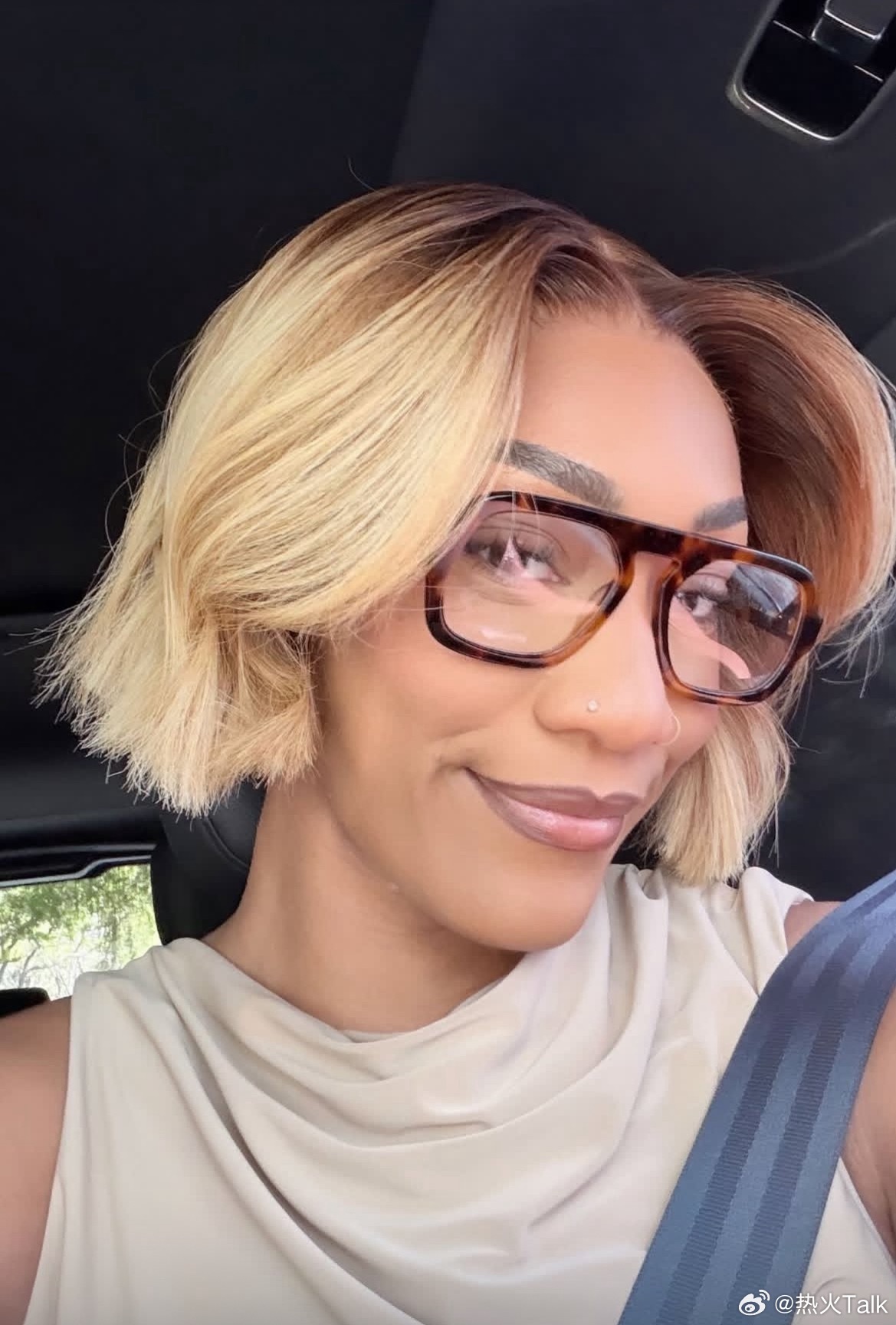 阿贾剪掉长发还染了新发色，气质直接换了一种感觉。  越看越觉得和阿德巴约越来越有