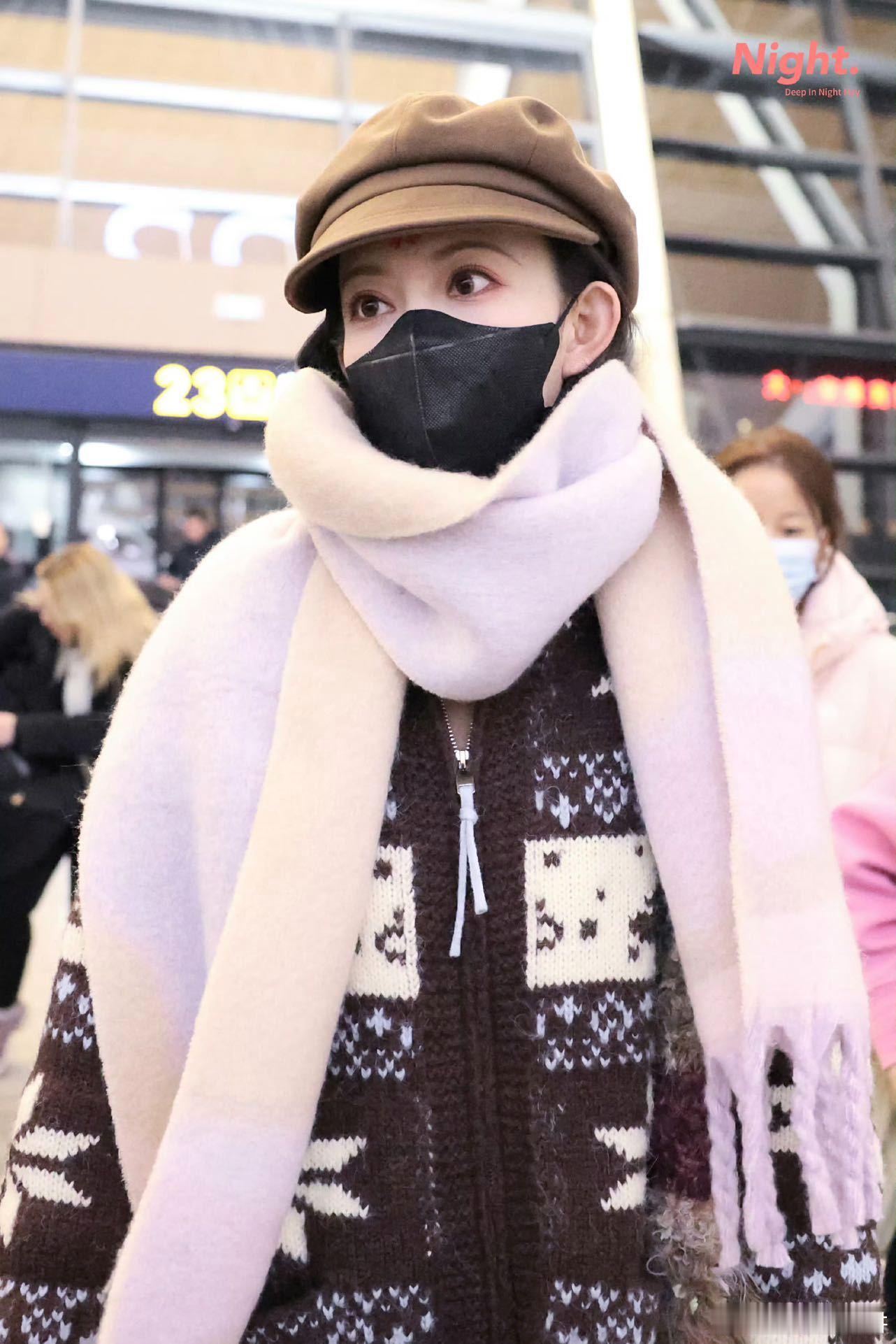 孟子义印尼路透太绝了！和粉丝互动暖心又有梗，英文交流超圈粉，期待她在雅加达活动上