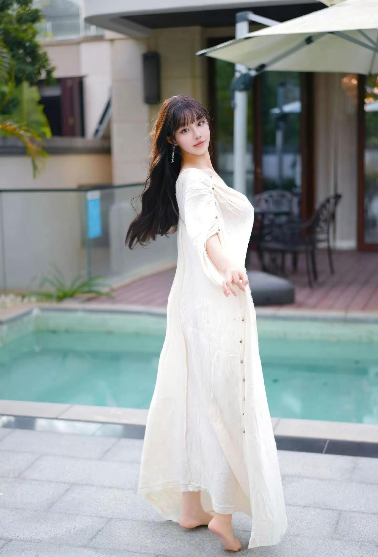 秀人｜朱可儿Flora 。新加坡旅拍｜浅色浴袍的慵懒氛围感在新加坡的私汤庭院里，