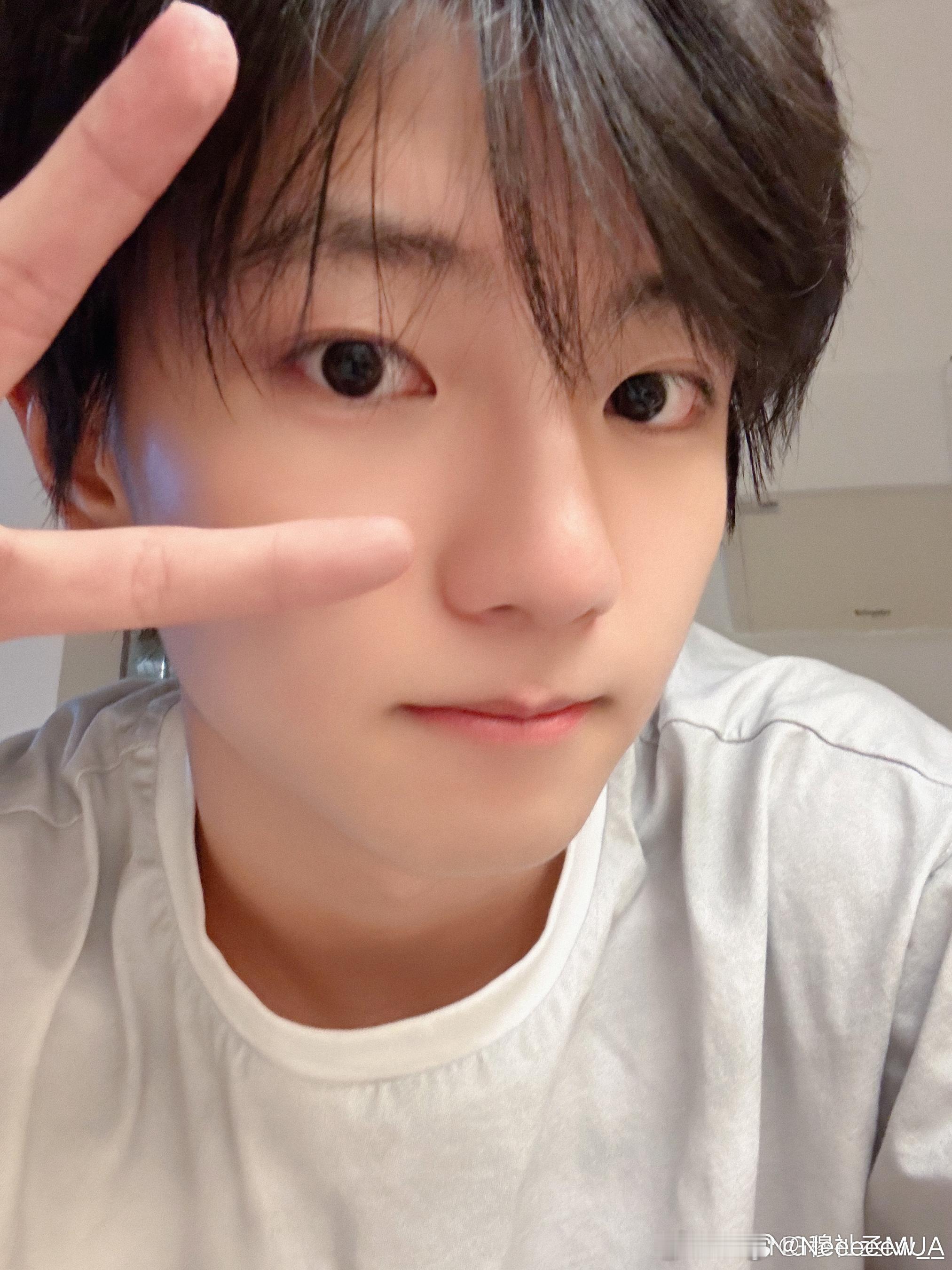 穆祉丞   全能艺人穆祉丞 🍊朝朝穆穆 希望你往后的日子里，漂亮的眼睛要流幸福