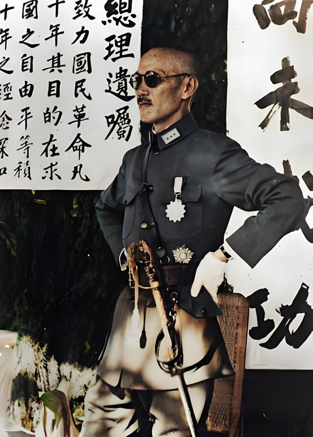 你看这张老照片，蒋介石穿着军装，戴着墨镜，身上挂着勋章，腰里还挎着军刀，站那儿派