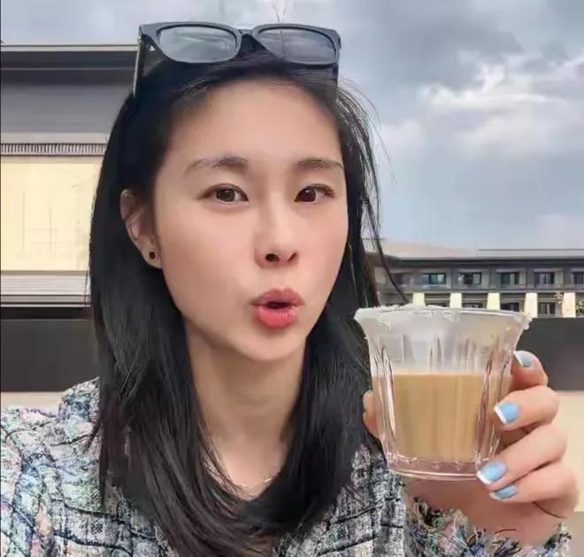 王思雨和赵睿：
都是中国篮球猛将
都是中国男女篮老六
都是中国篮球优秀基因
打完