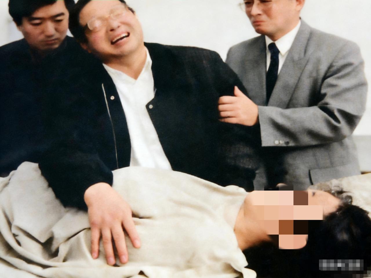 1999年，光明日报记者朱颖，在南斯拉夫牺牲后，父亲朱福来在殡仪馆，搂着遇难女儿