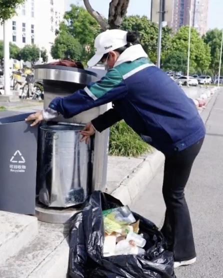 33岁环卫女工边扫大街边考研，刷到这个真的破防了。

河南一位33岁的环卫大姐，