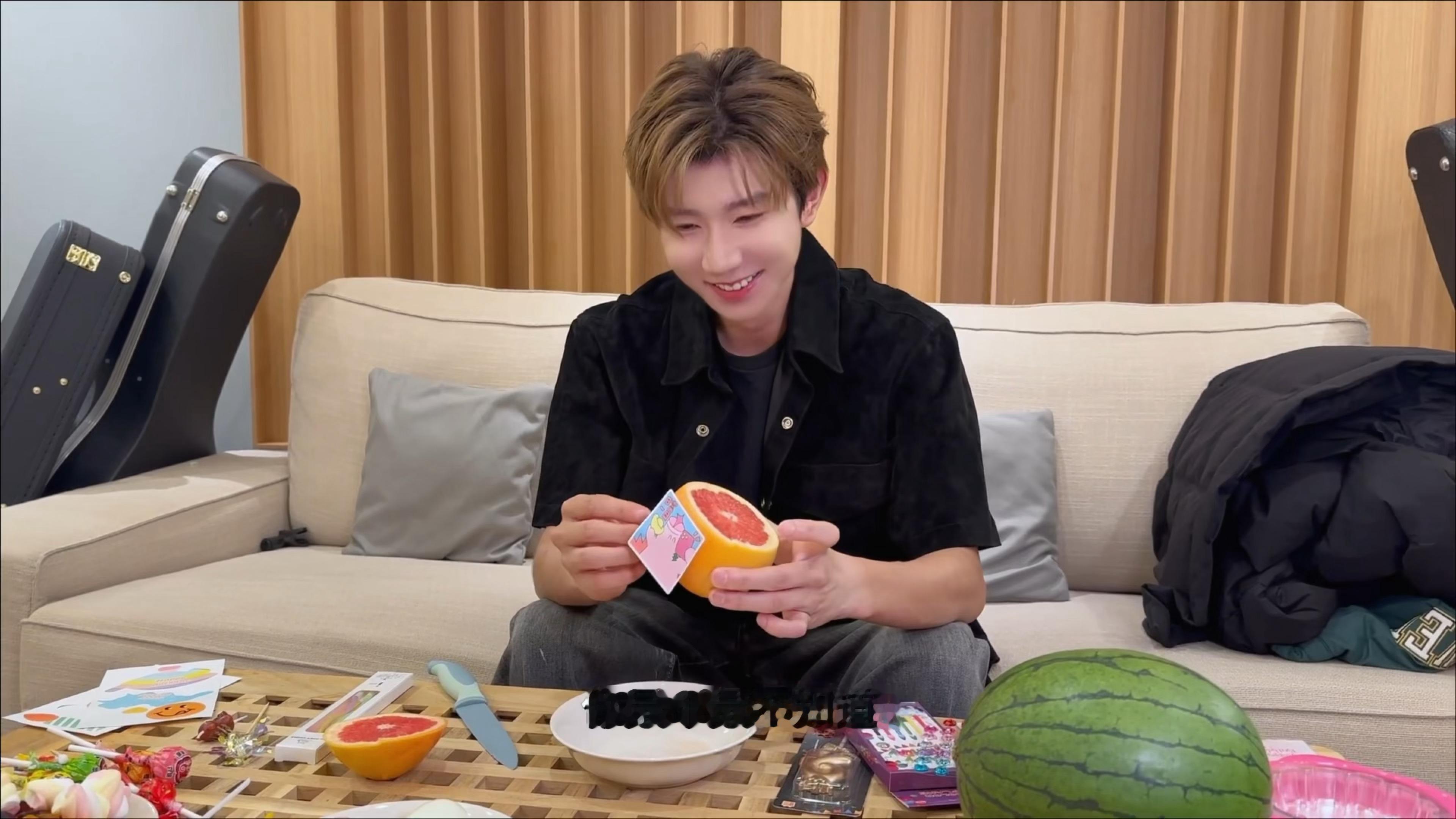 老室：我交心的 交流的 心与心的 信任的老板不见了 定格王源的live时刻 ​​