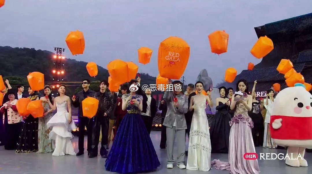 都说了拿赵露思🔥🫓得不会有好下场看了今晚的🐟就知道了，造型丑出天际，大合影