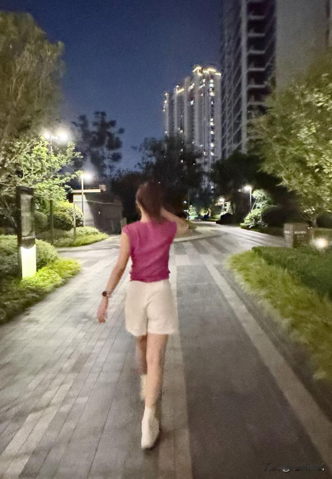 迎着夜色出门，星辉为我披上一袭银衣，晨风在耳畔低语，仿佛命运也在悄悄引路。