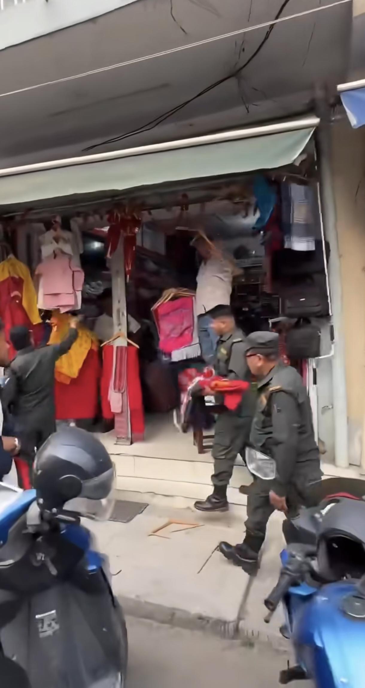 尼泊尔城管现场，哎，本来只是抢点东西回来，老板冲上去后雨棚都给拆了。会不会有人喷